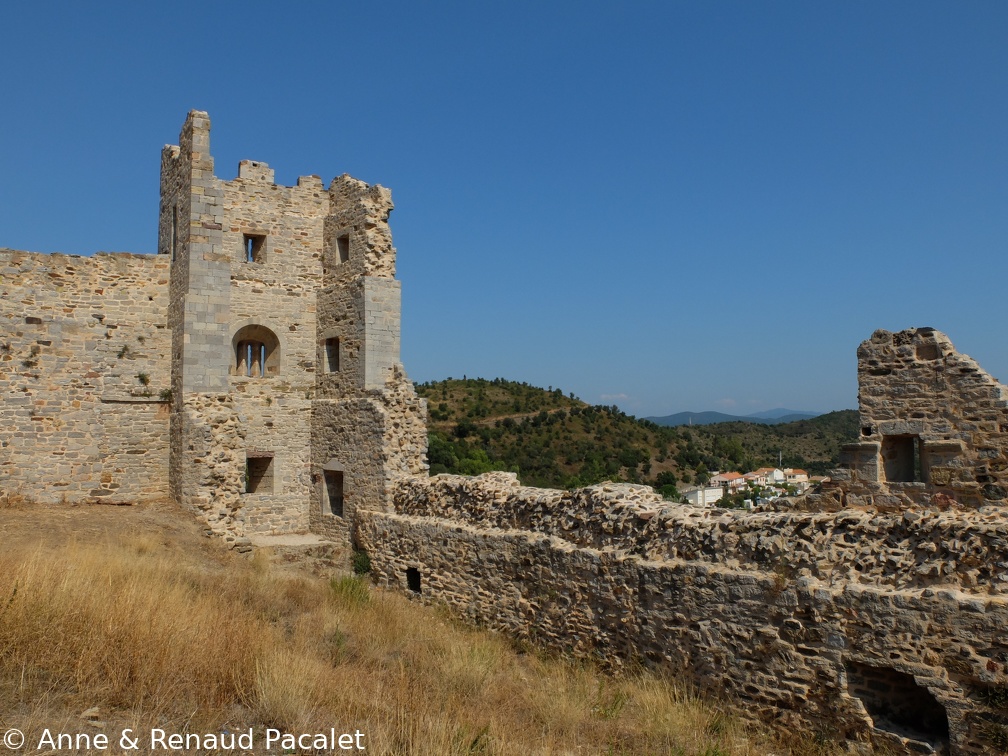 Les vestiges de la partie basse du vieux château
