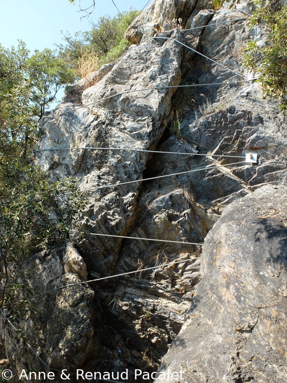 Un rocher enchaîné à la colline