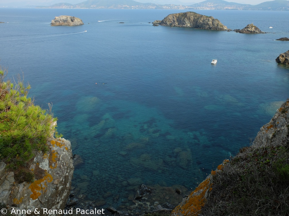 Les eaux bleu-vert des petites criques et les îlots rocheux