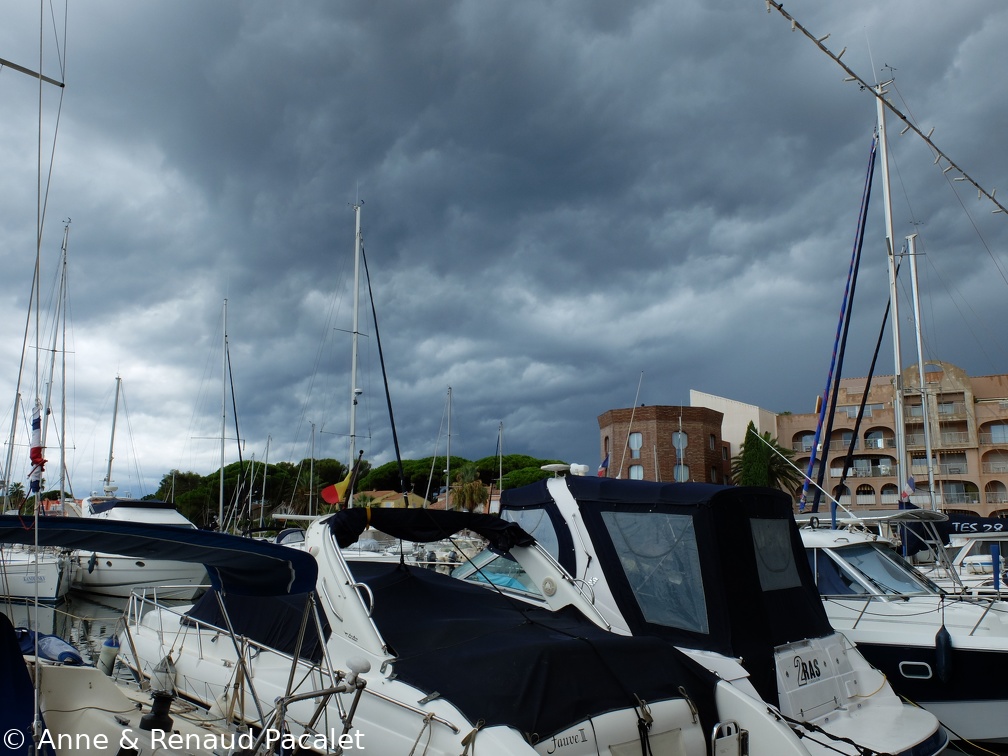Le port de Hyères sous un ciel d'orage