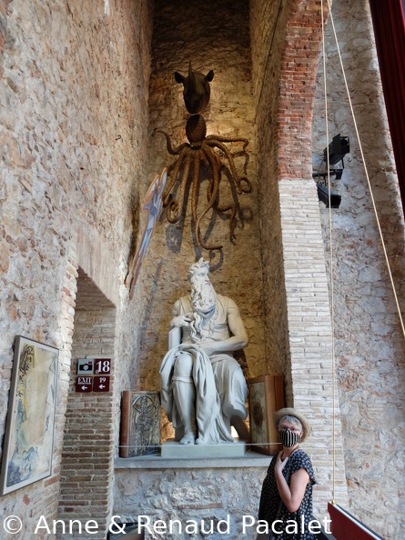  Moïse de Michel-Ange (réplique), un poulpe en bois et une tête de rhinocéros
