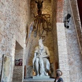 Moïse de Michel-Ange (réplique), un poulpe en bois et une tête de rhinocéros