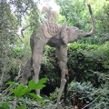 Un éléphant à longues pattes dans le jardin du câteau de Gala