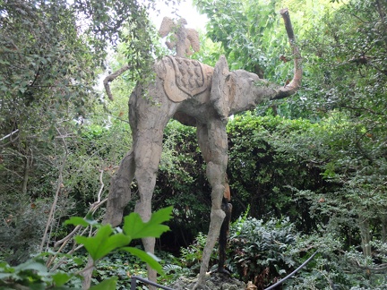 Un éléphant à longues pattes dans le jardin du câteau de Gala