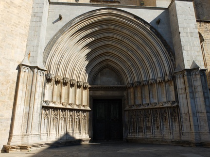L'une des entrées latérales de la cathédrale de Gérone