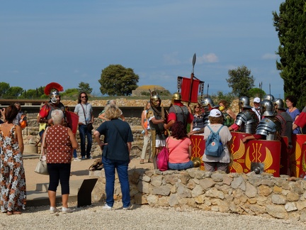 Le décurion romain donne une conférence aux touristes