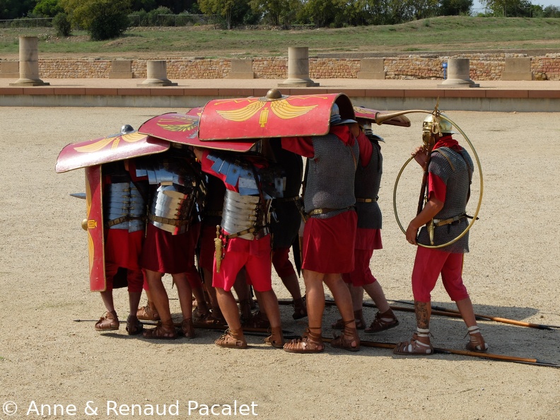Les romains font une démonstration de progression en tortue