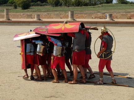 Les romains font une démonstration de progression en tortue