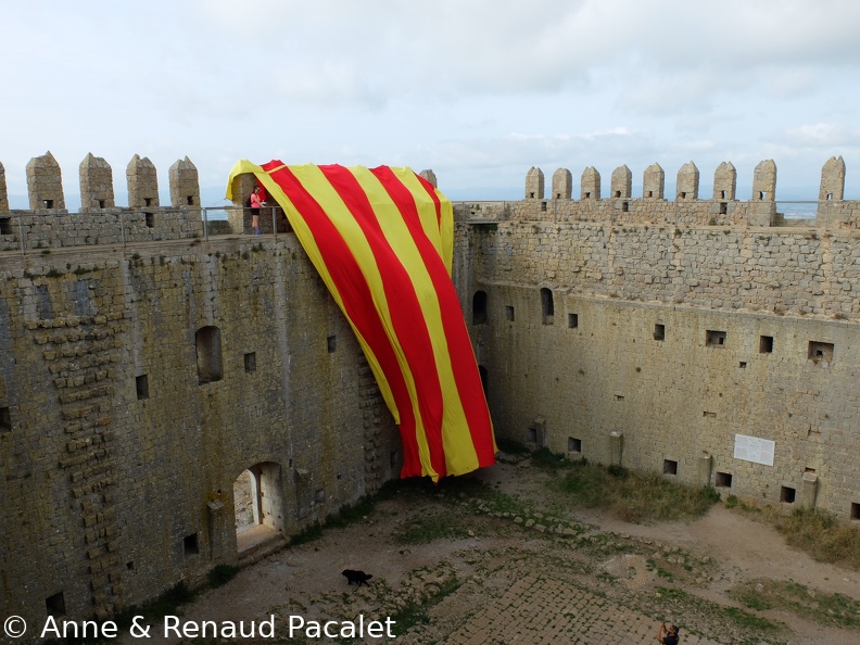 Le drapeau catalan flotte sur le château