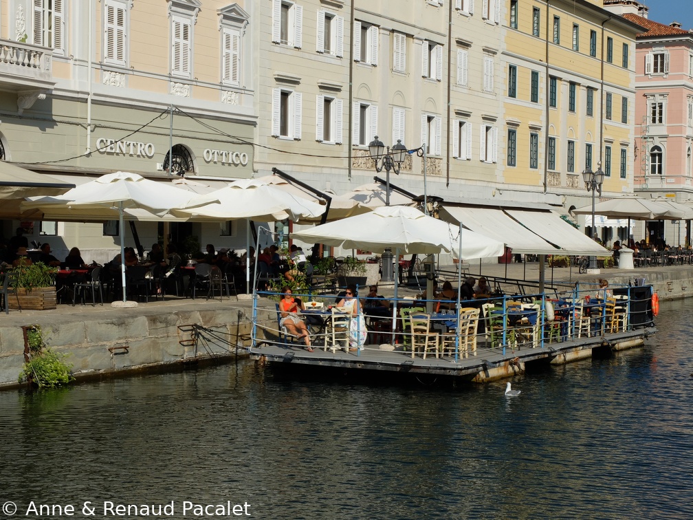 Le canal, les bars et les restaurants