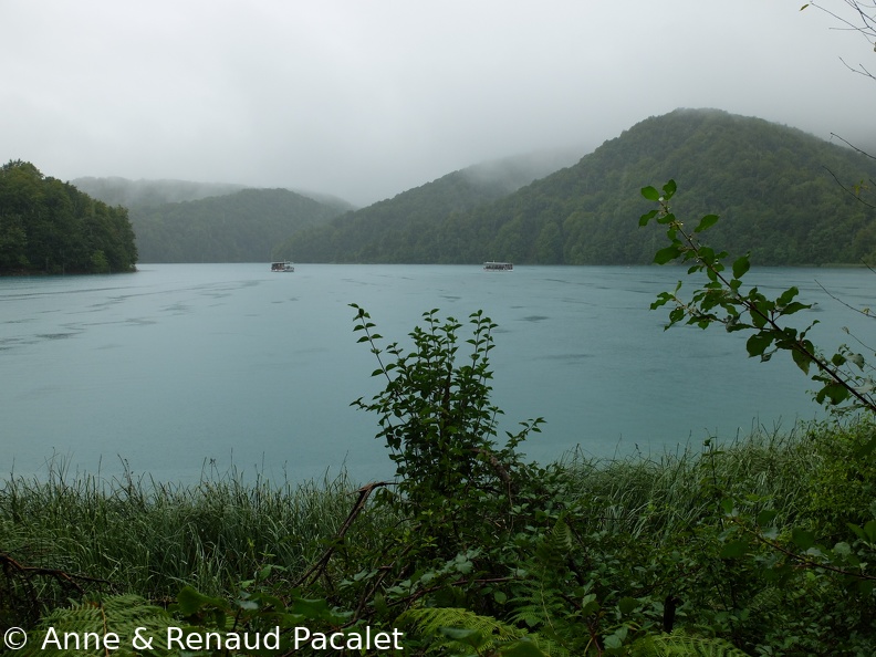 Les bateaux sur le lac Kozjak