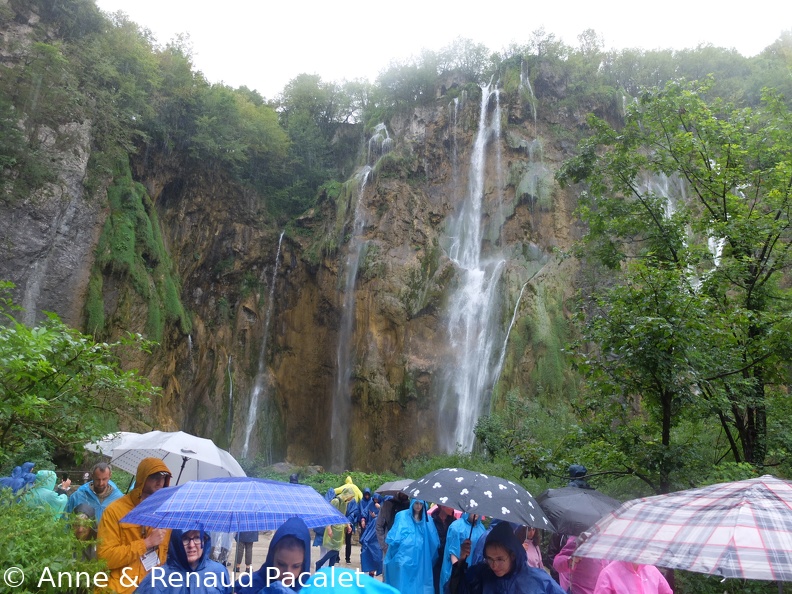 Le festival des parapluies sous la grande cascade