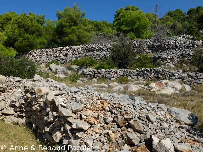 Les murs de pierres sèches dans les collines