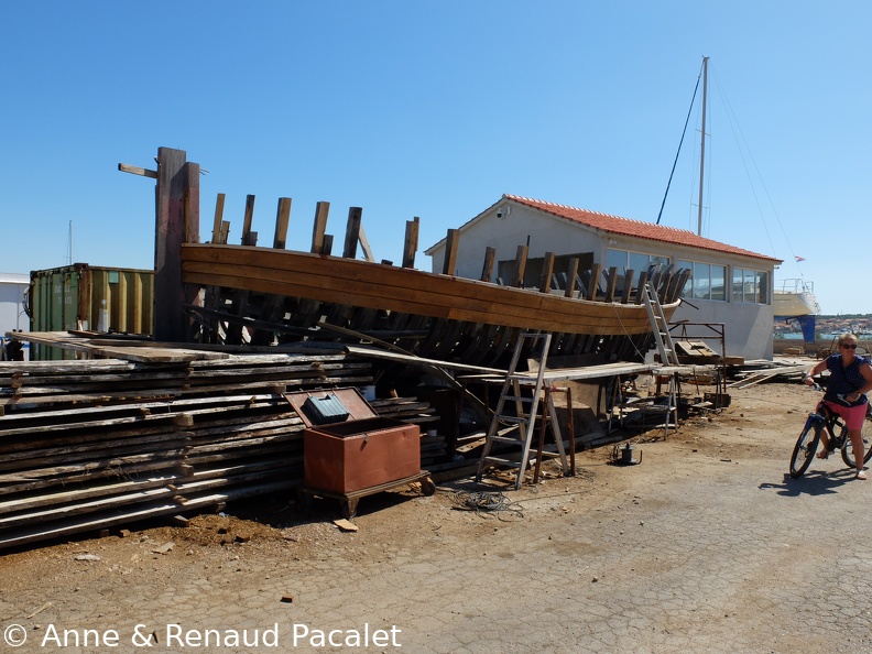 Un bateau en bois en construction au chantier Marina Vinici de Murter