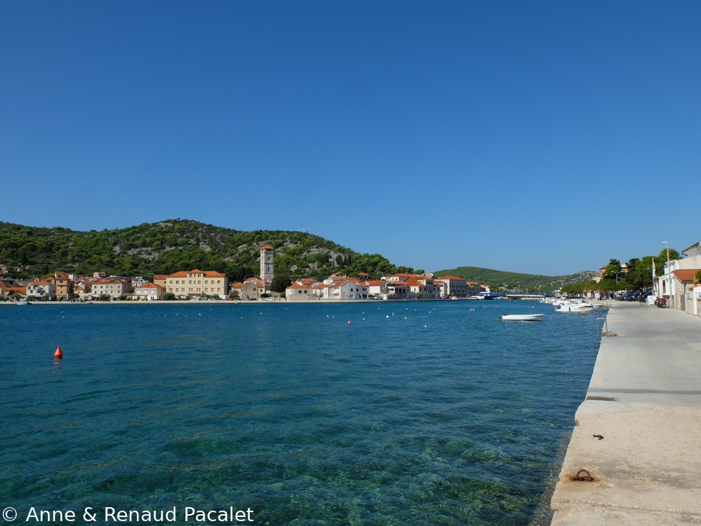 Tisno autour de son clocher et de son pont