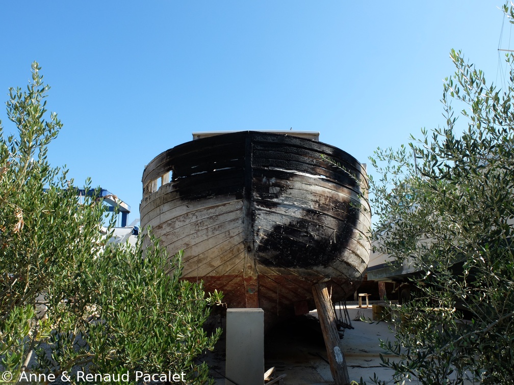 Un bateau en bois dans le chantier naval de Murter, probablement victime d'un incendie