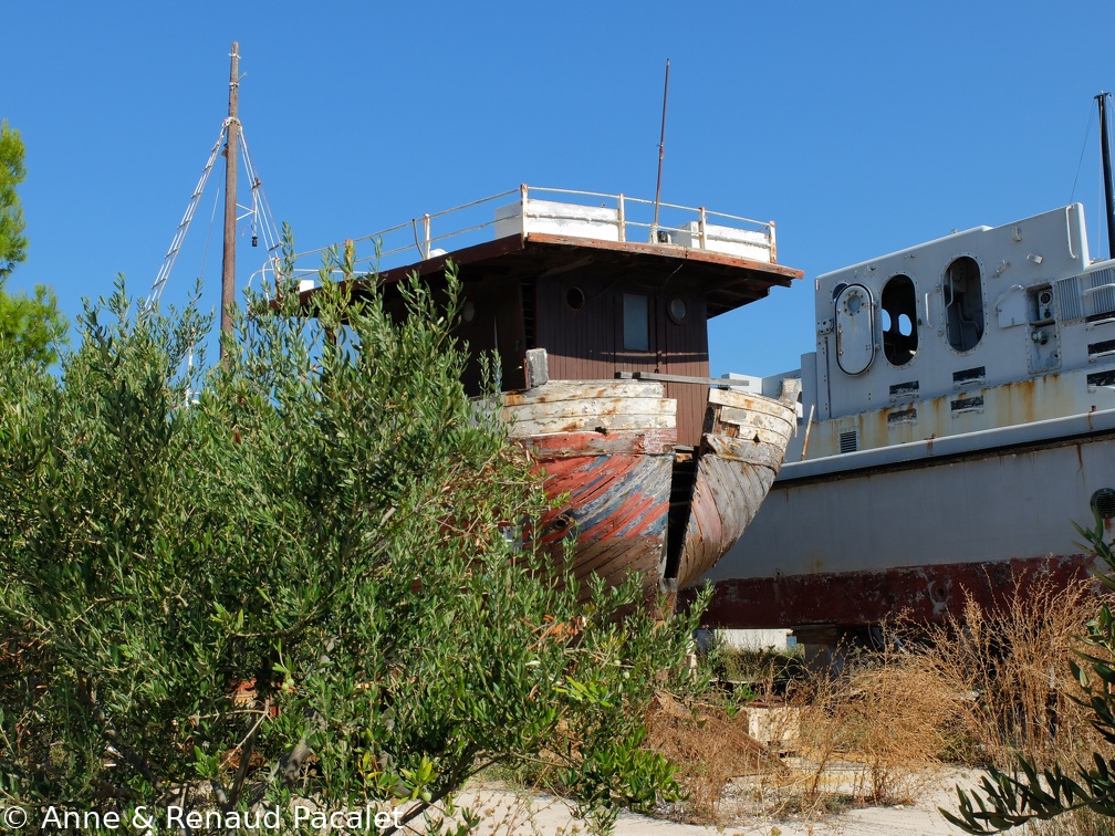 Un bateau en bois dans le chantier naval de Murter, à la poupe ouverte en deux