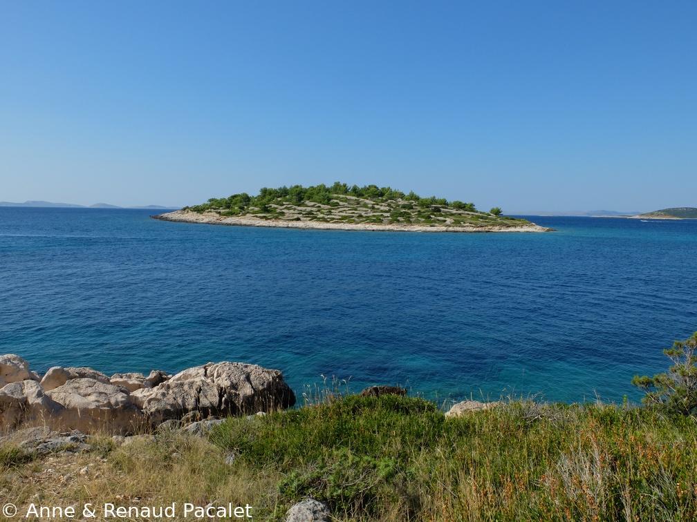 Une petite île sillonnée de murs de pierres sèches