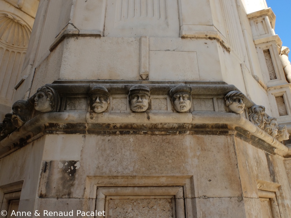 Les 76 têtes sculptées autour de la cathédrale