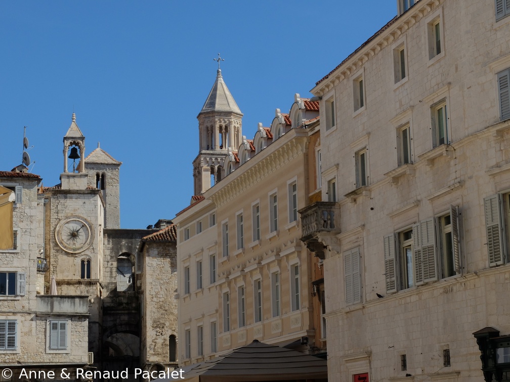 La tour de l'horloge et la flèche de la cathédrale Saint-Domnius