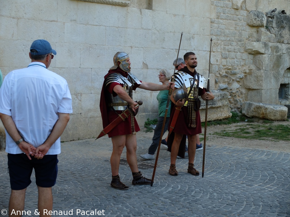 Deux légionnaires romains gardent l'entrée