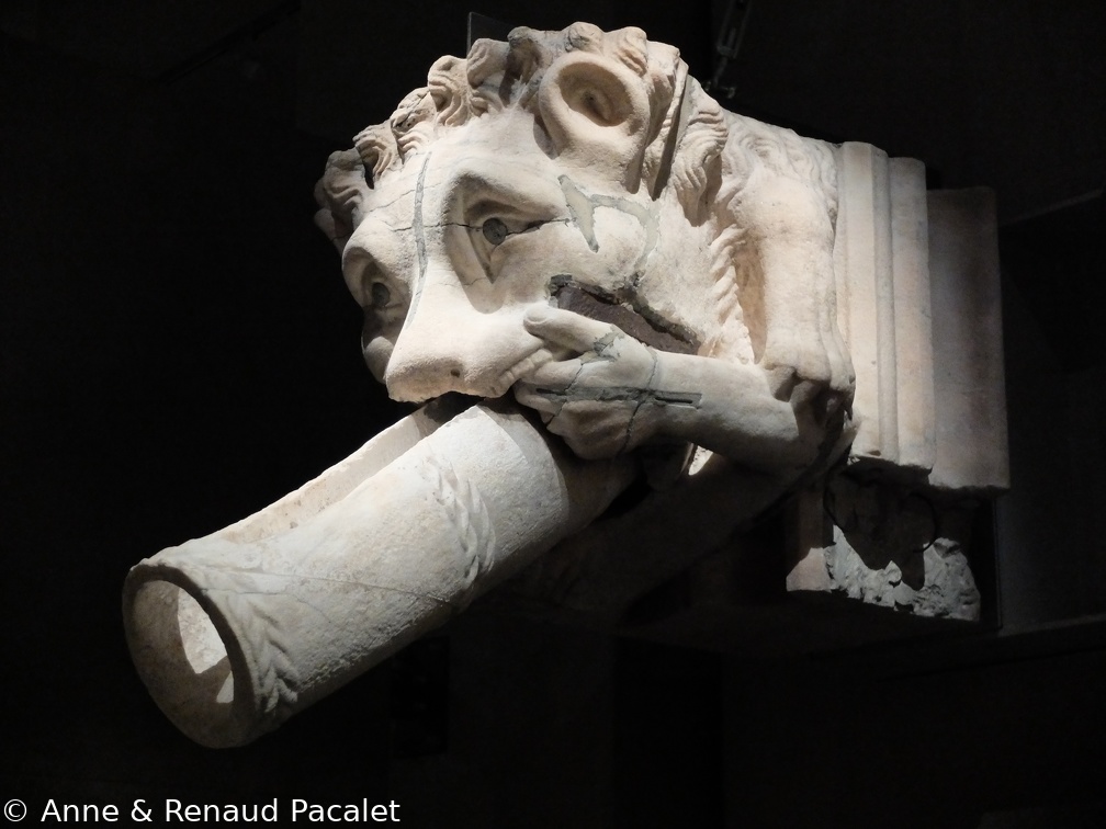 Statue de Lion fumant un joint au musée de la cathédrale
