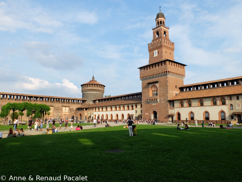 Le château des Sforza, la tour de Filarete et la place d'arme