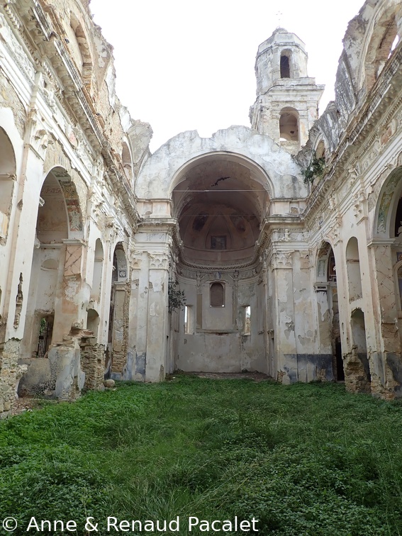 L'église de saint Egidio envahie par les herbes, à la voute effondrée, mais au clocher encore debout