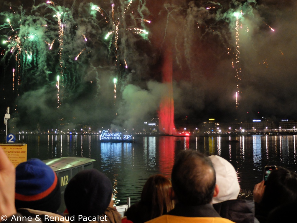 Le feu d'artifice du nouvel an et le jet d'eau en rouge, depuis le quai du Mont Blanc