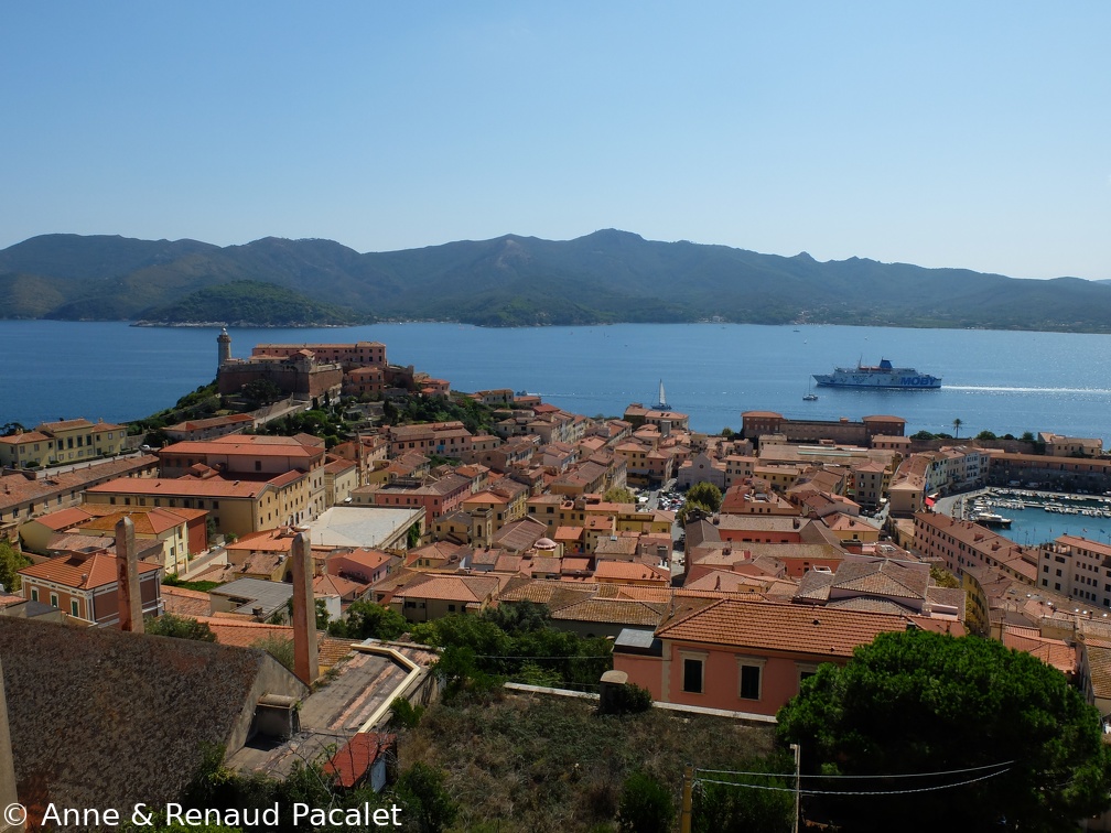 Portoferraio vue du Forte Falcone, le fort en étoile (Forte Stella) et l'anse de Portoferraio