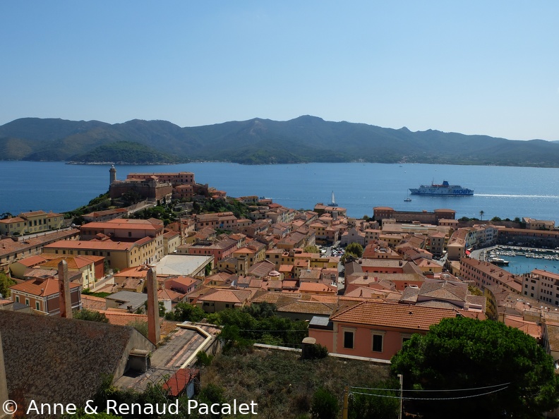 Portoferraio vue du Forte Falcone, le fort en étoile (Forte Stella) et l'anse de Portoferraio