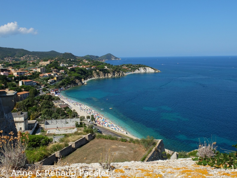 La plage de galets vue du Forte Falcone