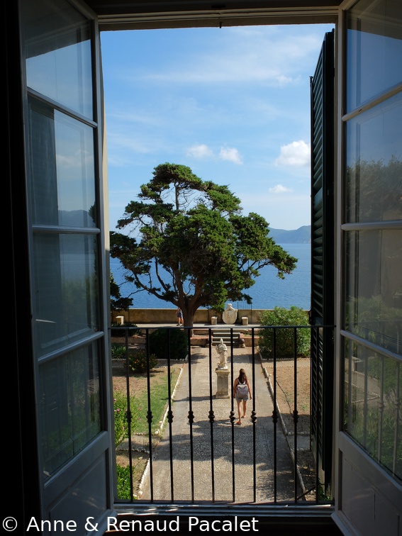Vue sur la mer depuis les fenêtres de la Palazzina dei Mulini