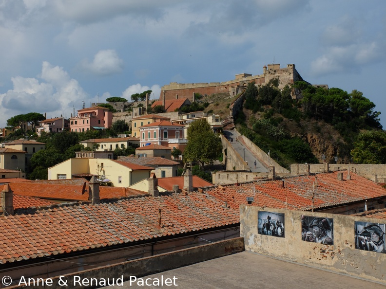 Vue sur le Forte Falcone depuis les fenêtres de la Palazzina dei Mulini