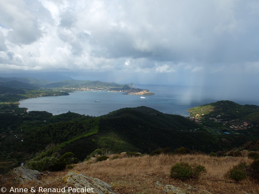 La baie de Portoferraio vue depuis le fort Volterraio (Fortezza Volterraio)