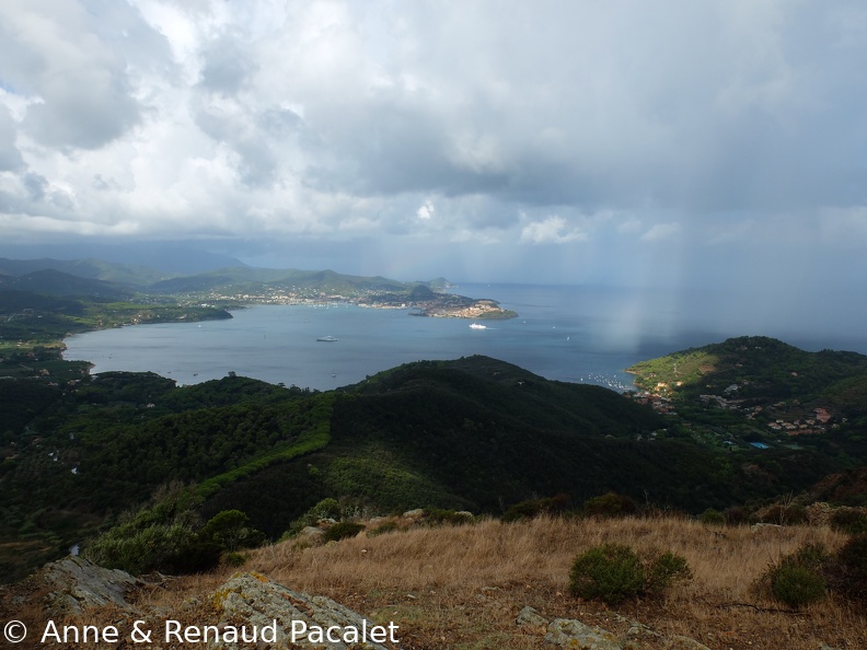 La baie de Portoferraio vue depuis le fort Volterraio (Fortezza Volterraio)