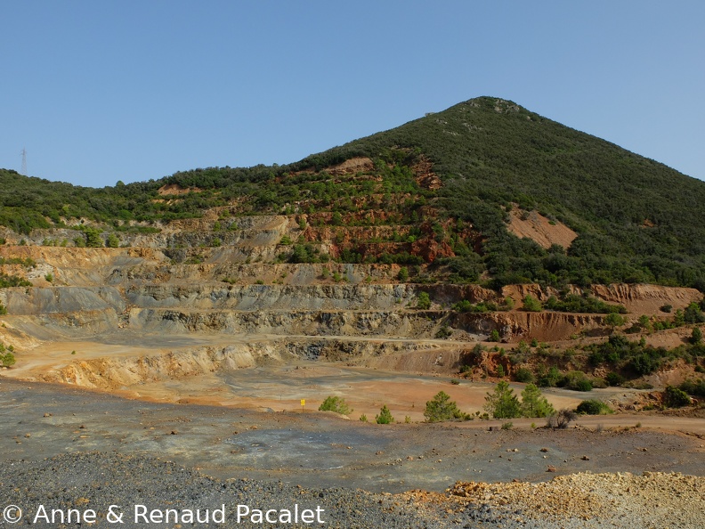 Mine à ciel ouvert d'hématite et de pyrite