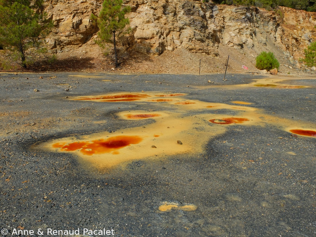 Les flaques rouge sang de la mine à ciel ouvert