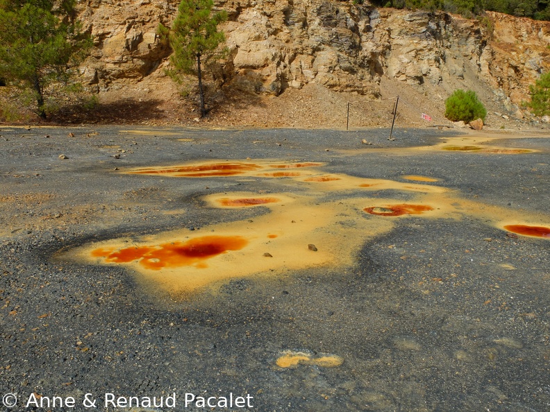 Les flaques rouge sang de la mine à ciel ouvert