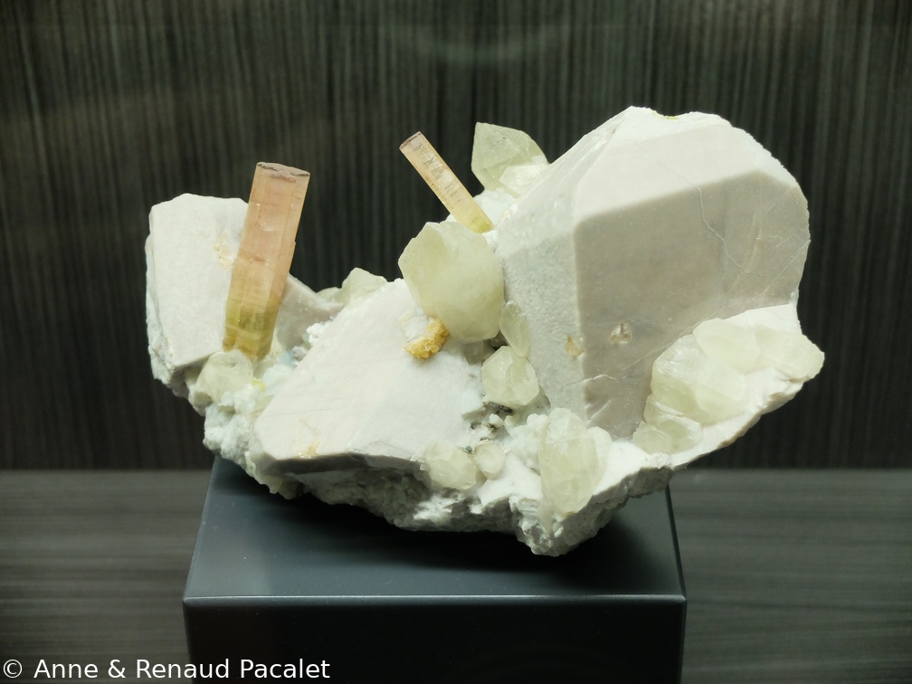 Cristaux de tourmaline dans un bloc d'orthose au musée de minéralogie de San Piero