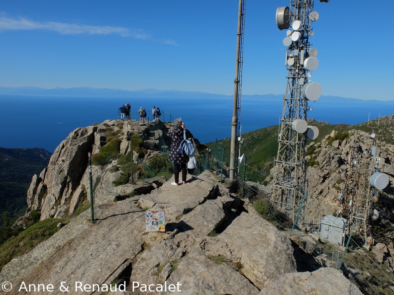 Le sommet et, à l'horizon, la Corse