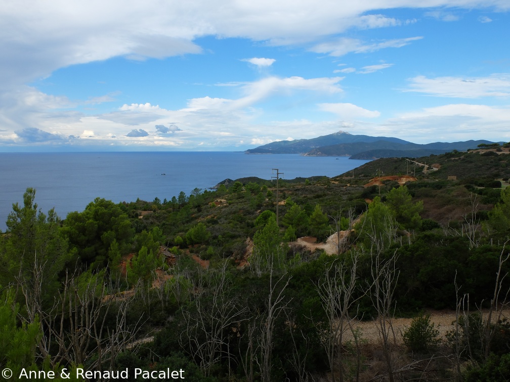 La côte sud de l'île vue depuis le sud de la péninsule de Capoliveri