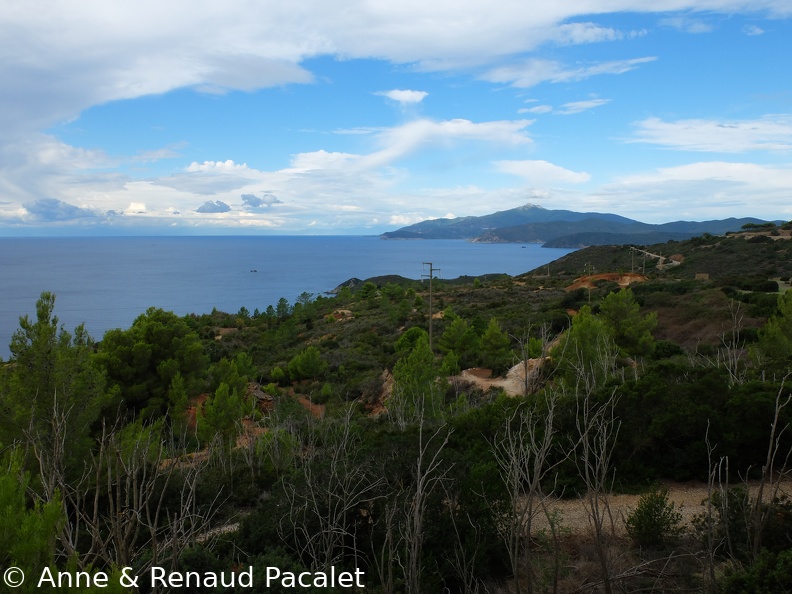 La côte sud de l'île vue depuis le sud de la péninsule de Capoliveri