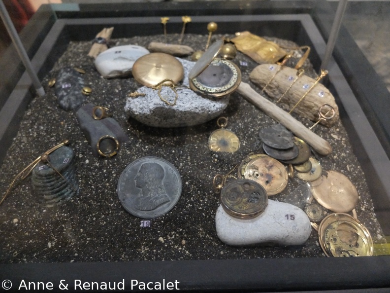 Montres à gousset, bijoux, pièces de monnaie