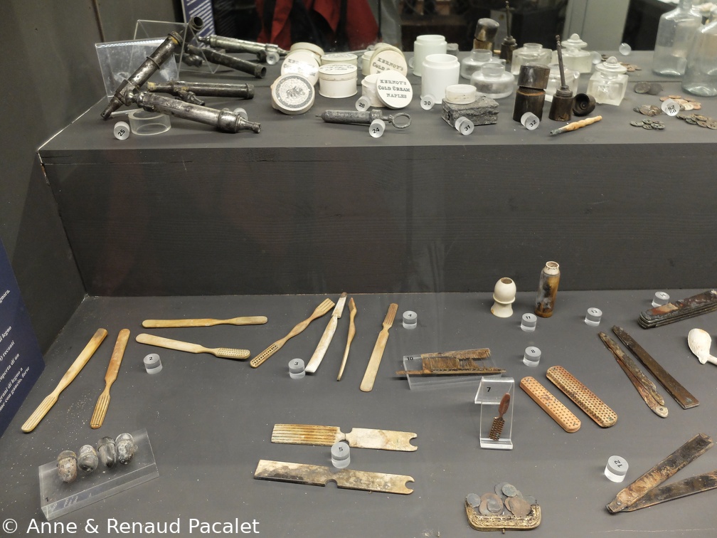 Objets divers dont des brosses à dents au manche d'ivoire qui ont perdu leurs poils