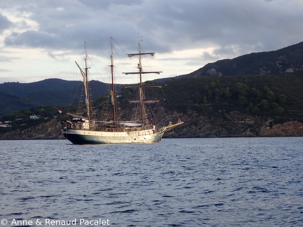 L'Atlantis à l'ancre dans la baie de Marina di Campo