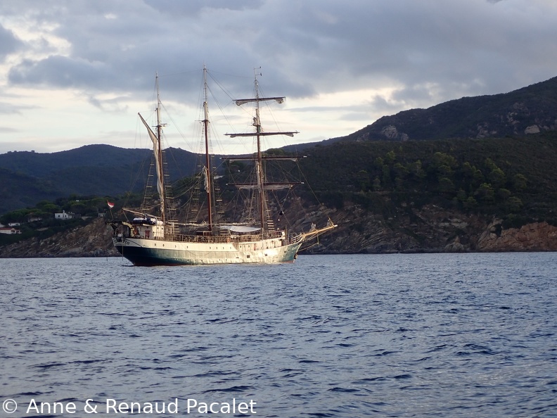 L'Atlantis à l'ancre dans la baie de Marina di Campo