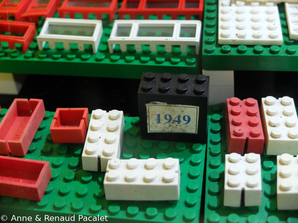 Et des LEGO des tout débuts, avant l'invention de la forme définitive