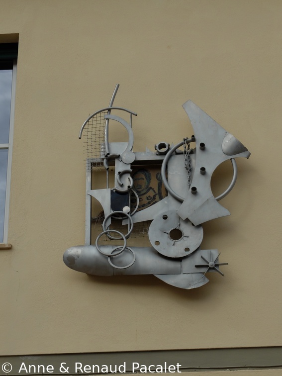 Sculpture en métal sur le mur de la mairie à Marina di Campo