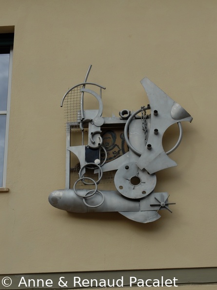 Sculpture en métal sur le mur de la mairie à Marina di Campo